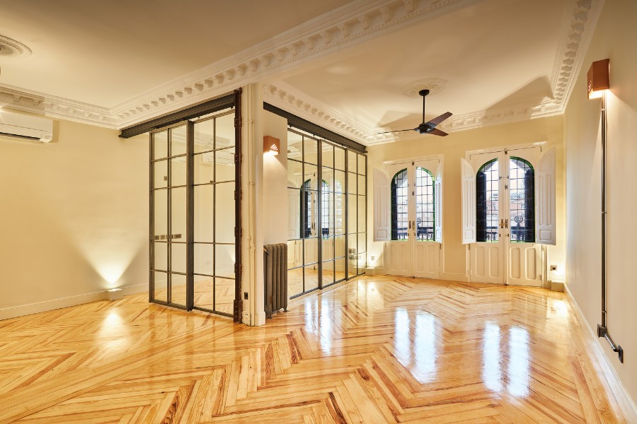 reforma-integral-madrid-sala-de-diseno-con-parquet