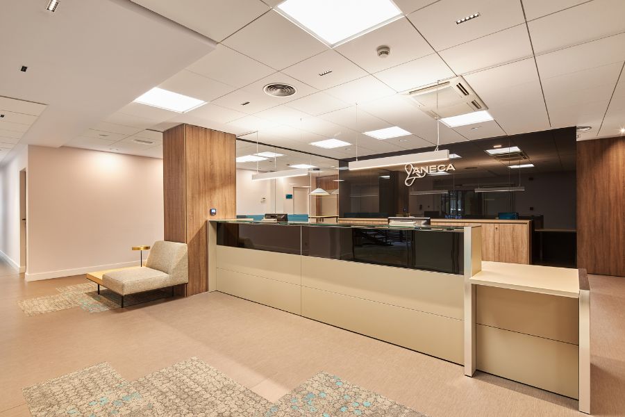 reformas-de-oficinas-madrid-mostrador-atencion-al-cliente