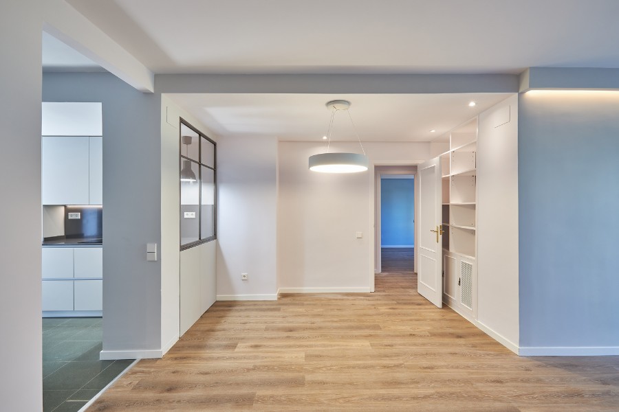 reformas-integrales-madrid-salon-suelo-parquet-tonos-grises