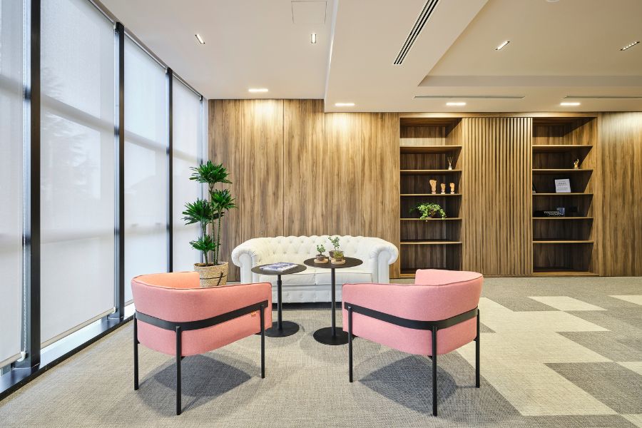 reformas-oficinas-madrid-sala-espera-con-sillones-rosas