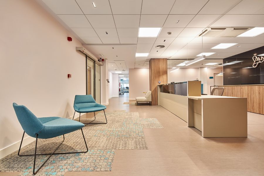 reformas-oficinas-madrid-sala-espera-sillones-turquesa